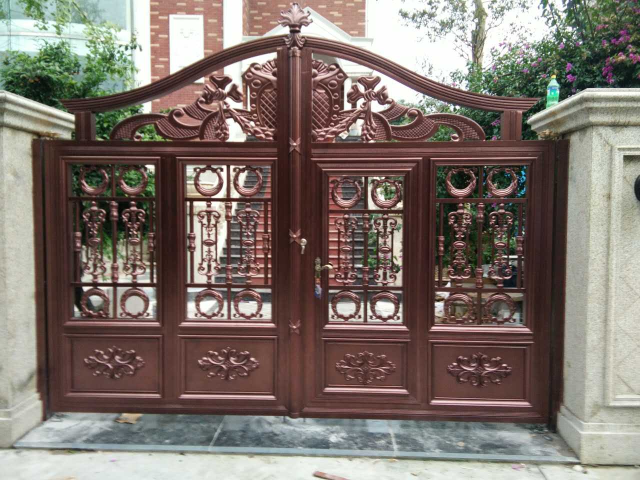 濟(jì)南鋁藝大門(mén)選安誠(chéng)，精致耐用